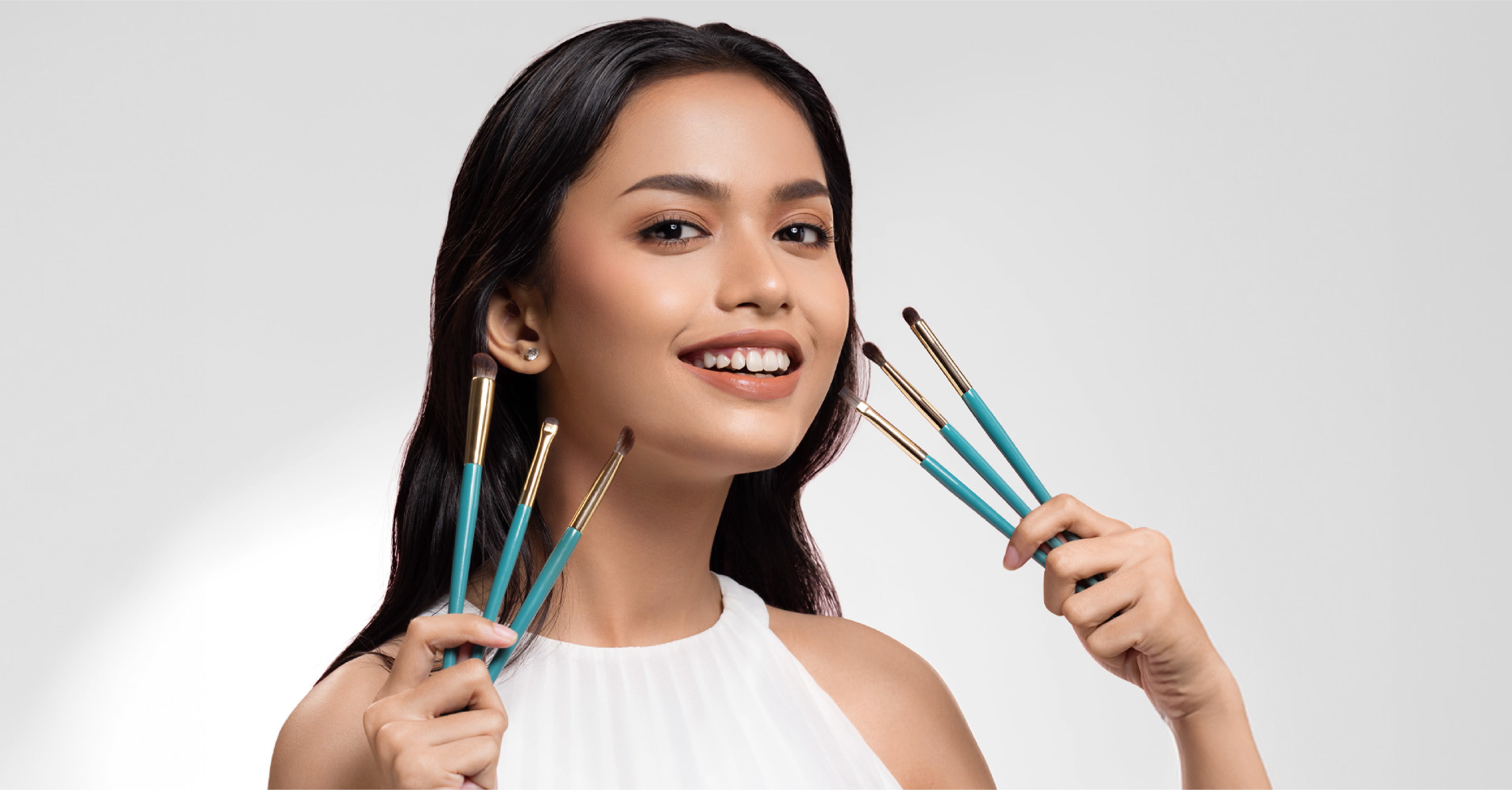 TIPS & BENEFITS OF CLEANING YOUR MAKEUP BRUSHES