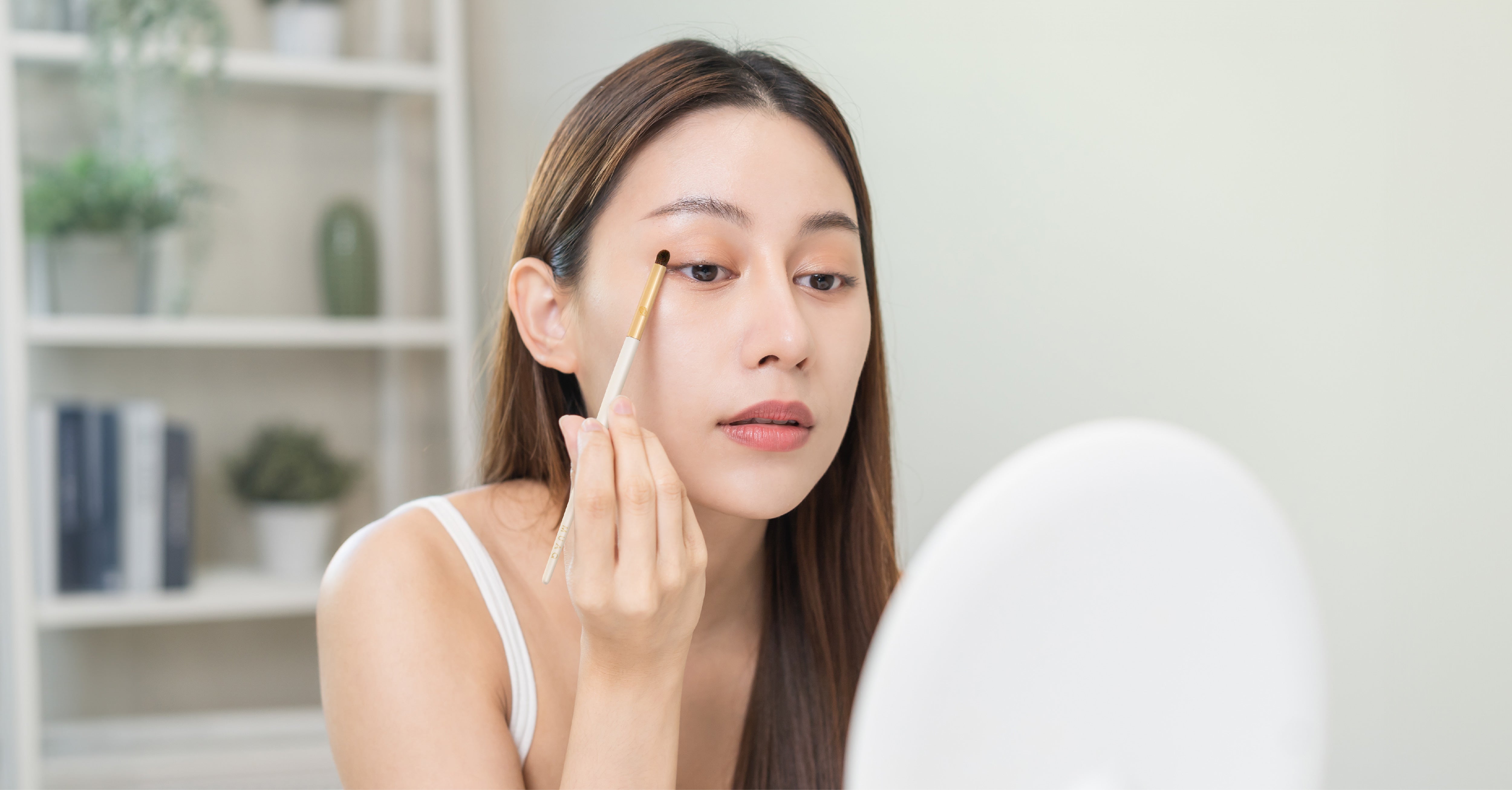 7 TIPS FOR APPLYING EYESHADOW FOR BEGINNERS