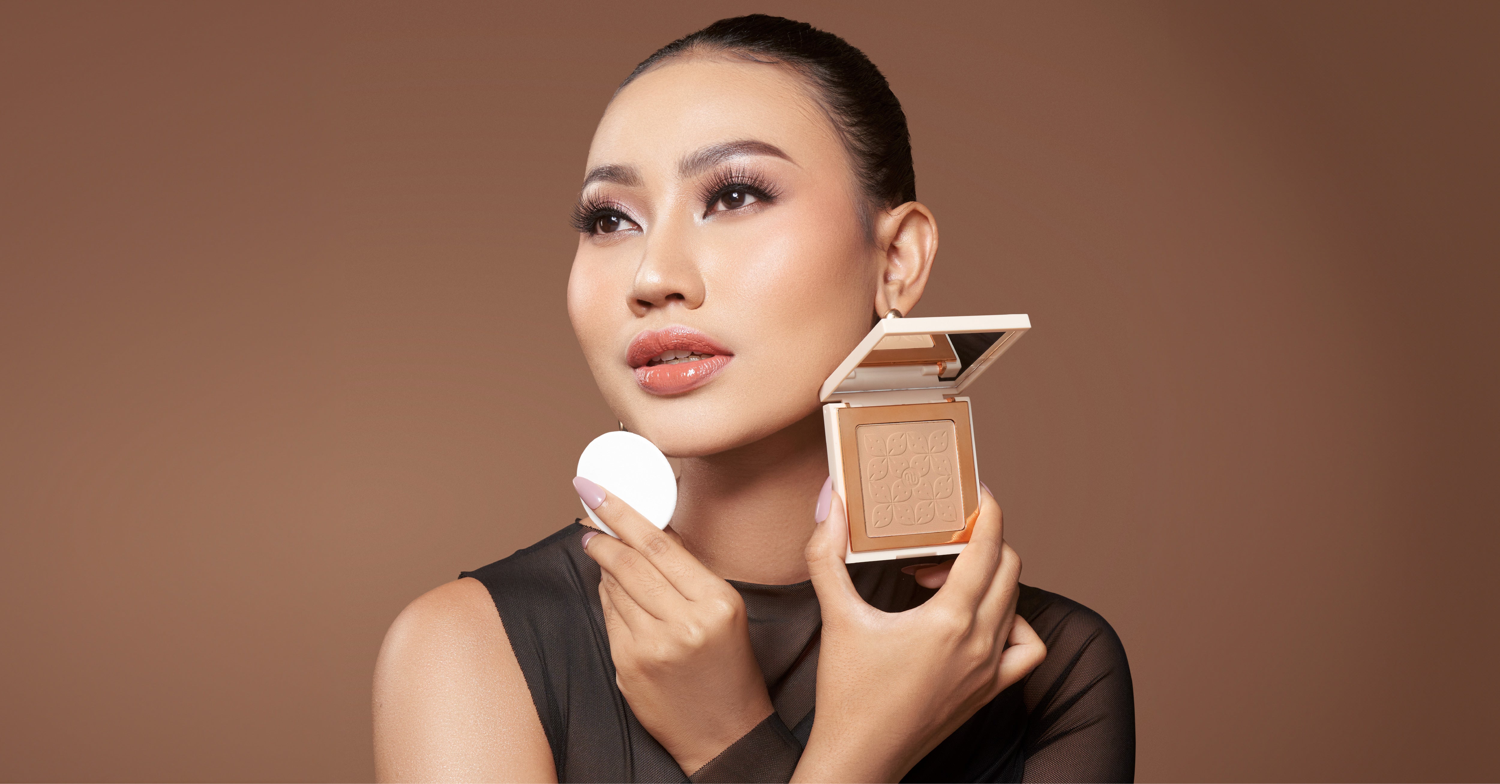 UNVEILING THE FLAWLESS LOOK: 5 ADVANTAGES OF PRESSED POWDER